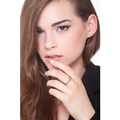 Bague Eternity à griffes en or blanc 18k avec saphirs roses