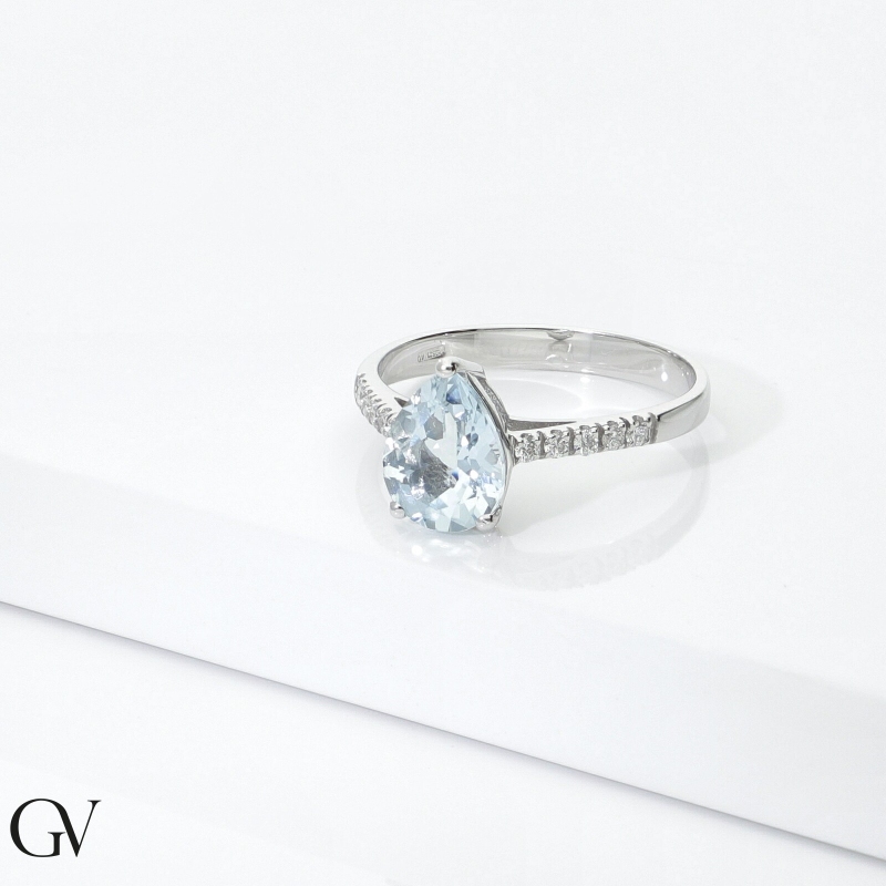 Bague en or blanc 18k avec aigue-marine en forme de goutte et diamants latéraux