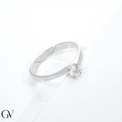 Bague solitaire en or blanc 18k avec huit griffes et diamant CT 0,30 