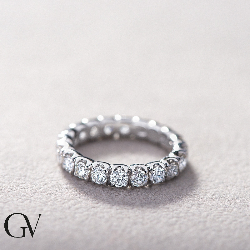 Jonc modèle étérnité entourée des diamants 