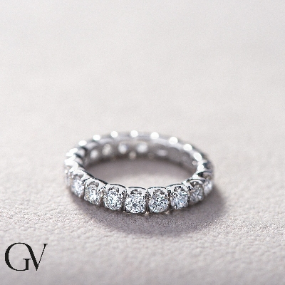 Jonc modèle étérnité entourée des diamants 