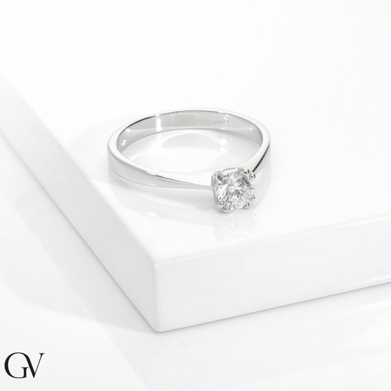 Bague femme en or blanc 18k avec 8 griffes et diamant CT 0,40 