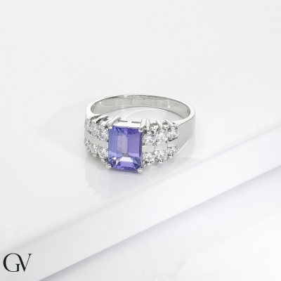 Bague en or blanc 18k avec une tanzanite rectangulaire et diamants latéraux