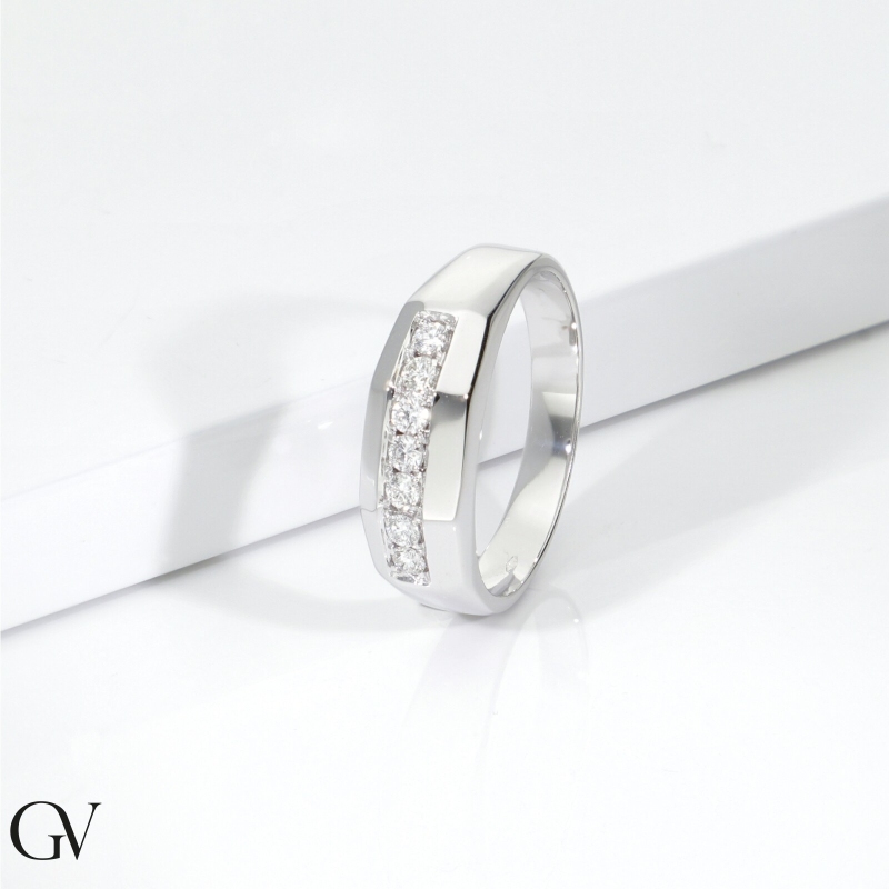 Anneau pour homme en or blanc 18k est serti 7 diamants