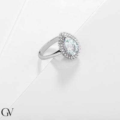 Bague en or blanc 18k avec une aquamarine goutte et 26 brillants 