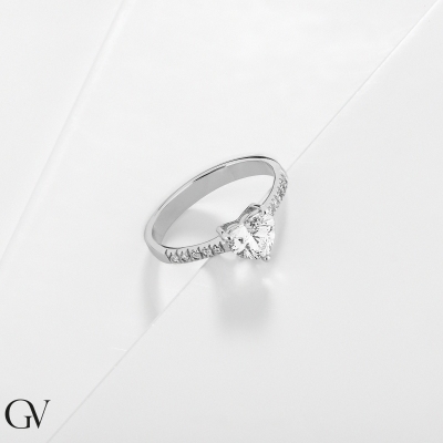 Bague solitaire en or blanc 18k avec un diamant cœur certifié GIA CT.1.00 