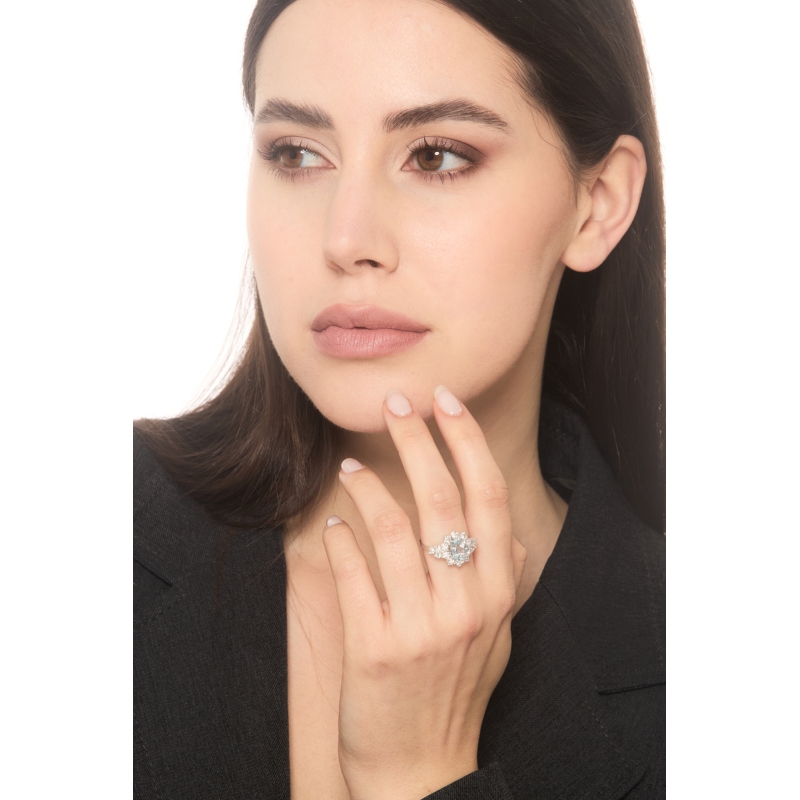 Bague halo en or blanc 18k avec aigue-marine