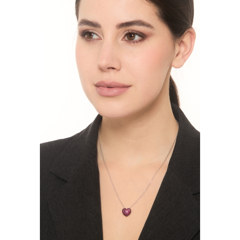 Collier en or blanc 18k et pendentif cœur pavé en rubis