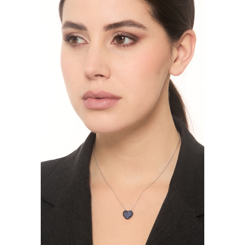 Collier en or blanc 18k avec cœur en saphirs bleus