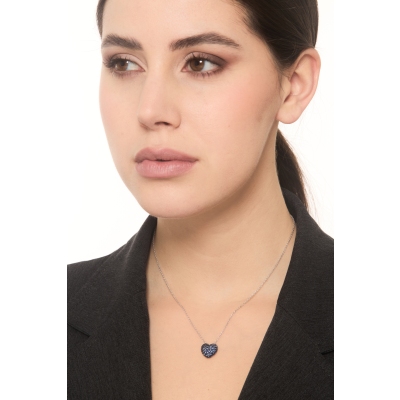 Collier en or blanc 18k avec cœur en saphirs bleus