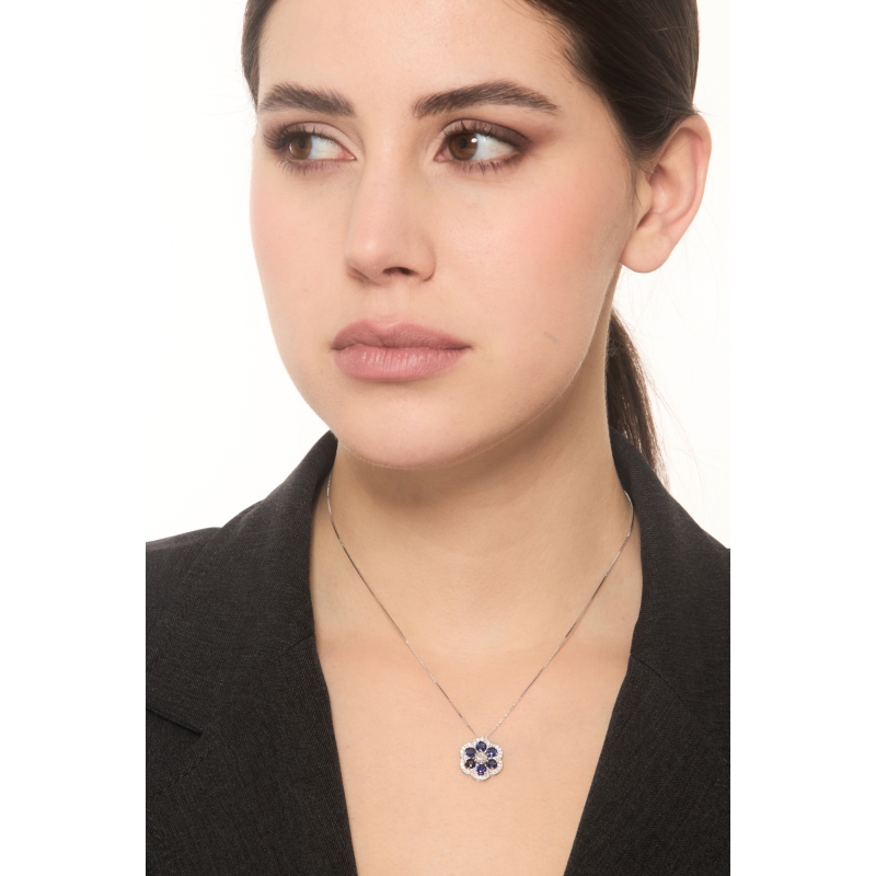 Collier or blanc 18k avec fleur saphirs bleus et diamants