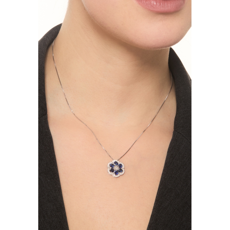 Collier or blanc 18k avec fleur saphirs bleus et diamants