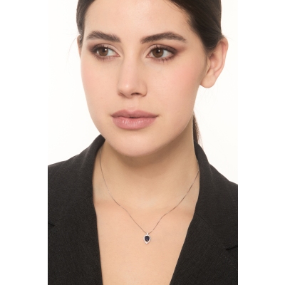 Collier en or blanc 18k goutte en saphir bleu et halo de diamants