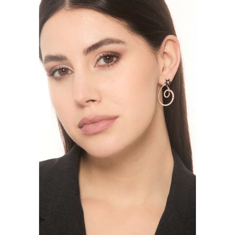 Boucles d'oreilles en or rose 18k avec fleur et saphirs bleus