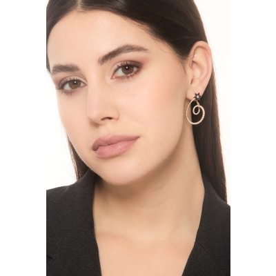 Boucles d'oreilles en or rose 18k avec fleur et saphirs bleus