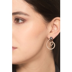 Boucles d'oreilles en or rose 18k avec fleur et saphirs bleus 2