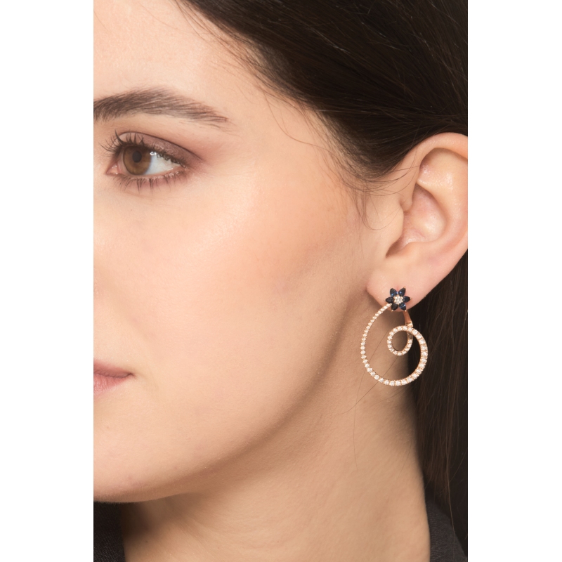 Boucles d'oreilles en or rose 18k avec fleur et saphirs bleus