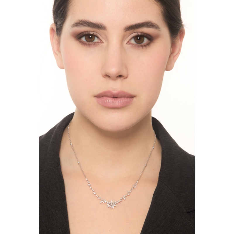 Collier fleur en or blanc 18k avec diamants taille brillante