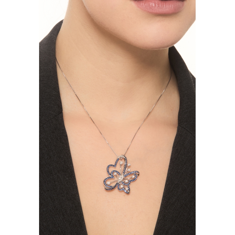 Collier design avec pendentif papillon en or blanc 18k orné de saphirs bleus