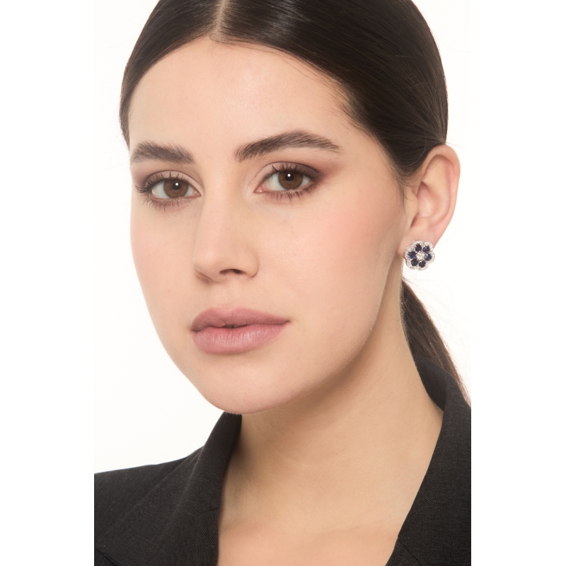 Boucles d’oreilles en or avec fleur saphirs bleus et diamants