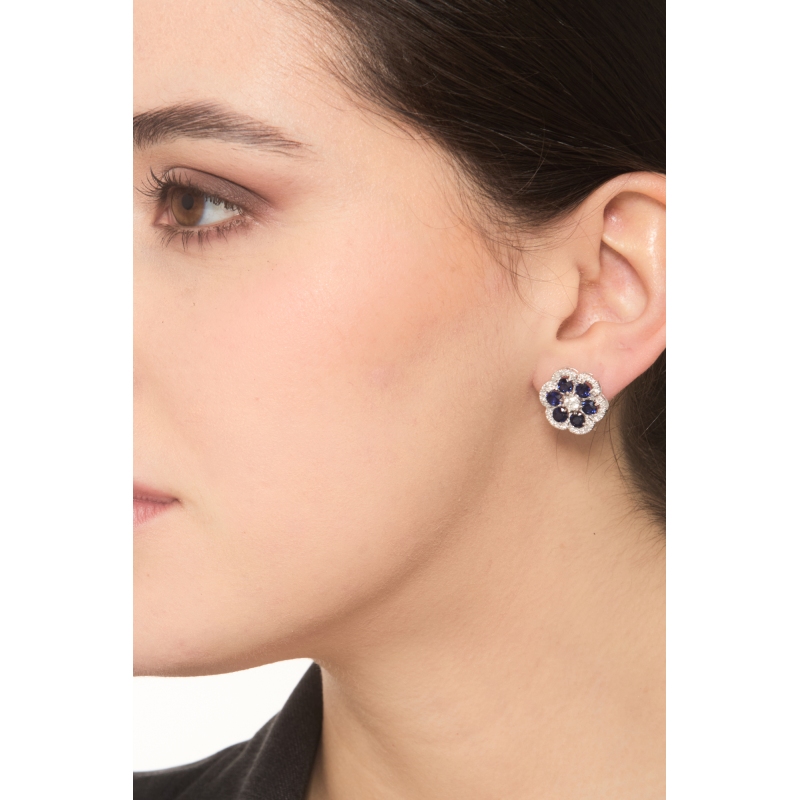 Boucles d’oreilles en or avec fleur saphirs bleus et diamants