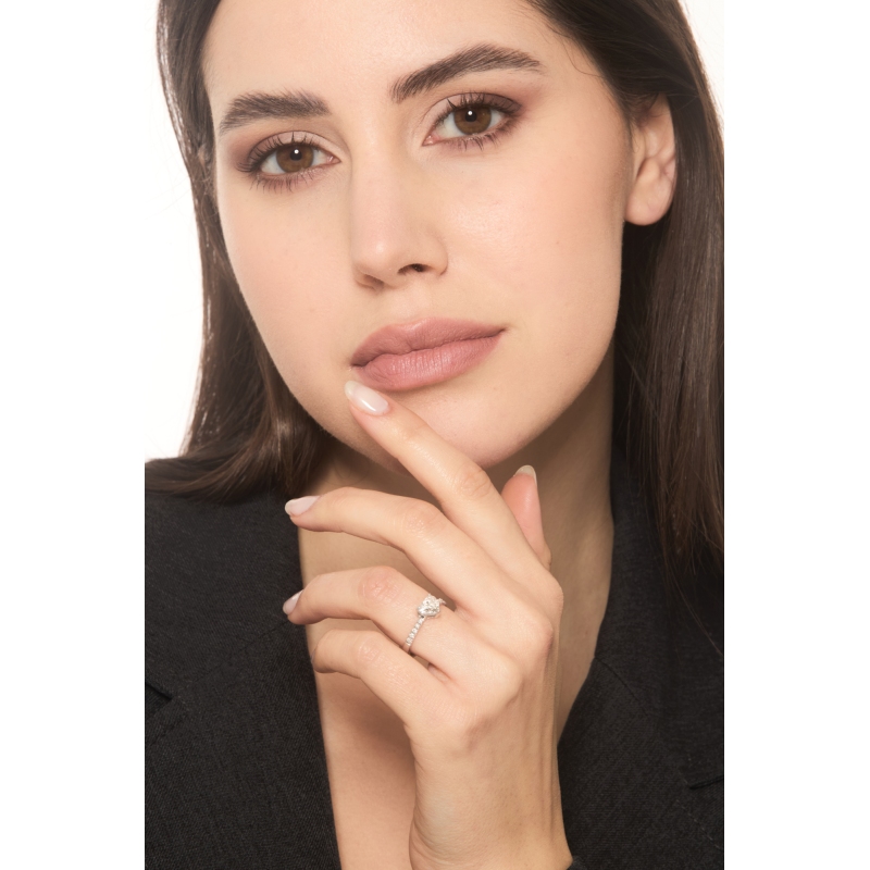 Bague solitaire en or blanc 18k avec un diamant cœur certifié GIA CT.1.00 