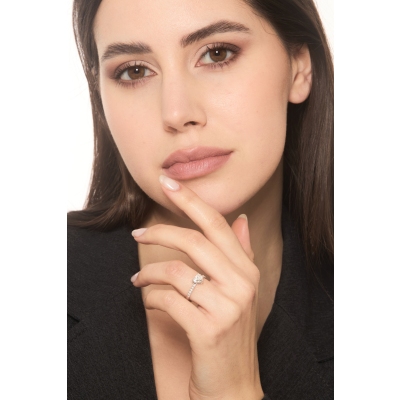 Bague solitaire en or blanc 18k avec un diamant cœur certifié GIA CT.1.00 