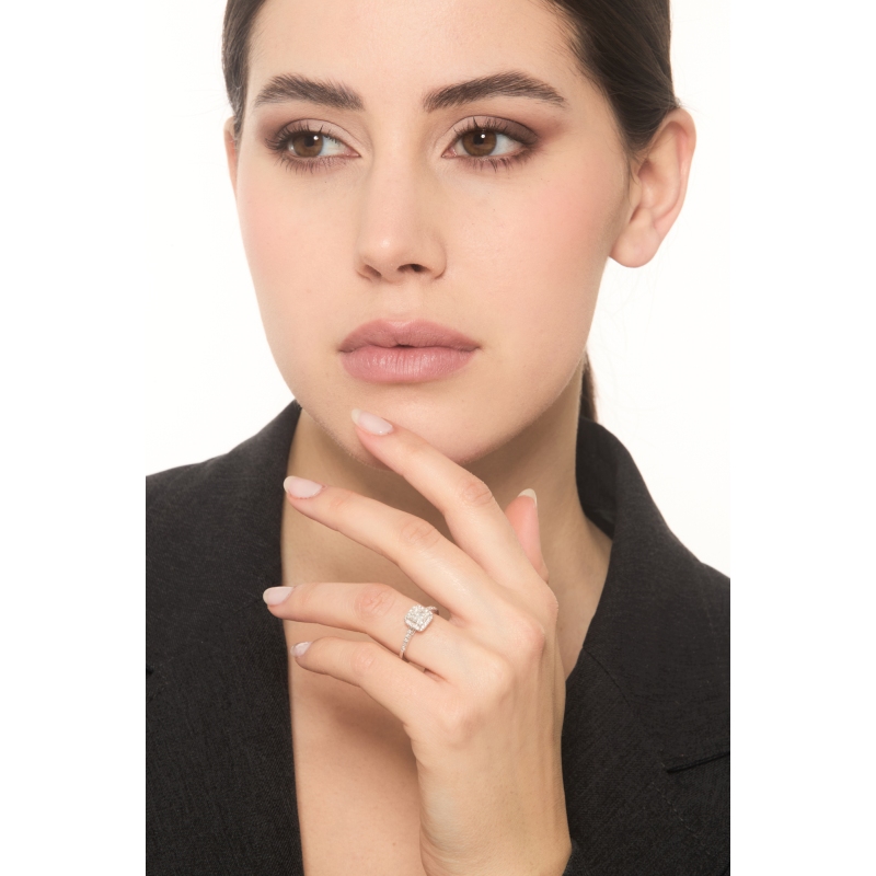 Bague solitaire taille princesse certifié GIA CT.0.70 en or blanc 18k 