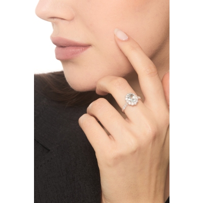 Bague en or blanc 18k avec une aquamarine ovale entourée de diamants 