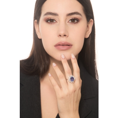 Bague en or blanc 18k avec une tanzanite ovale et des diamants