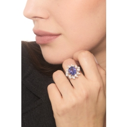 Bague en or blanc 18k avec une tanzanite ovale et des diamants 2