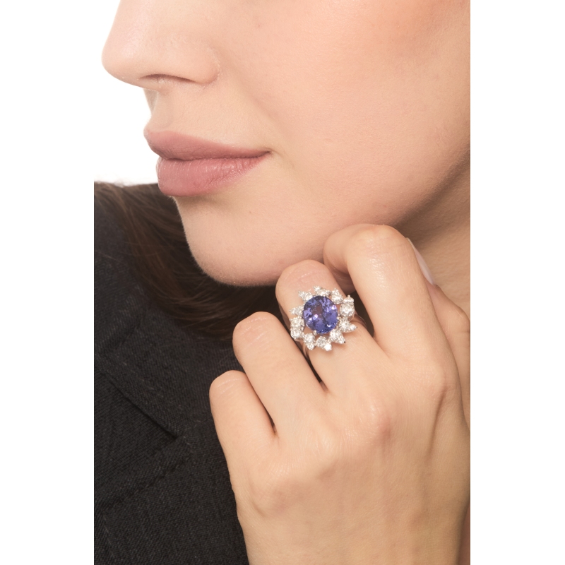 Bague en or blanc 18k avec une tanzanite ovale et des diamants
