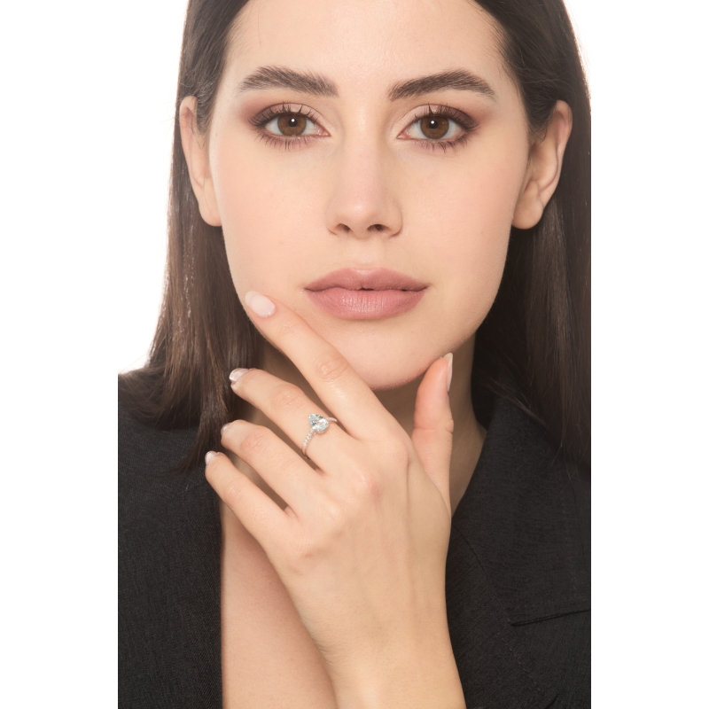 Bague en or blanc 18k avec aigue-marine en forme de goutte et diamants latéraux