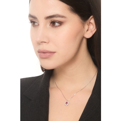 Collier en or blanc 18k avec un rubis central halo diamant