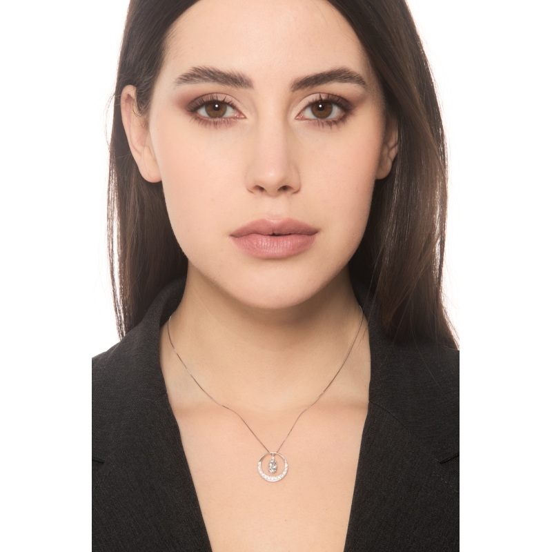 Collier en or blanc 18k avec pendentif aigue-marine ovale et diamants