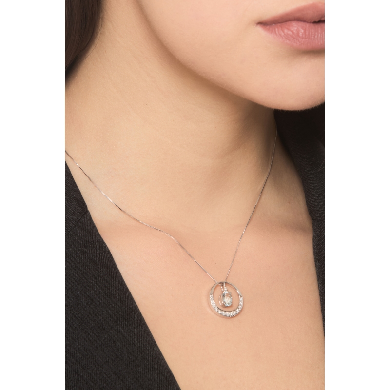 Collier en or blanc 18k avec pendentif aigue-marine ovale et diamants