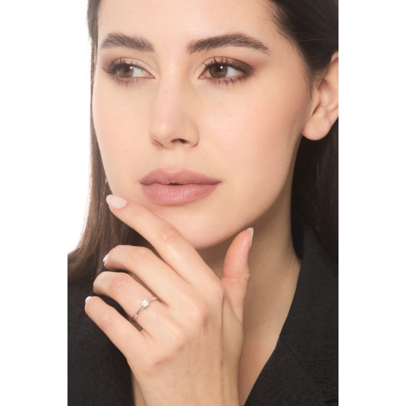 Bague solitaire en or blanc 18k avec huit griffes et diamant CT 0,30 