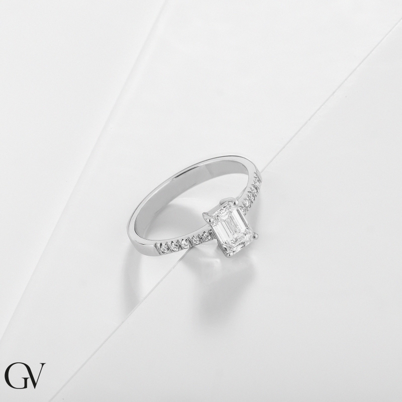 Bague solitaire émeraude en or 18k diamant naturel certifié GIA