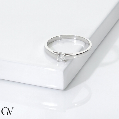 Bague solitaire en or blanc 18k avec diamant 0,10 ct