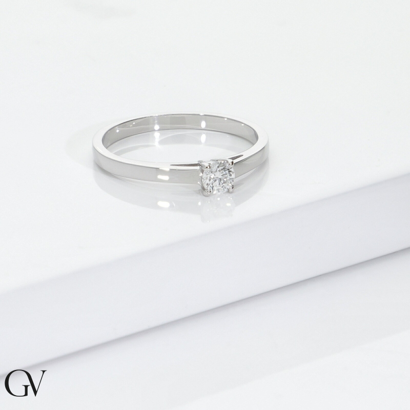 Bague solitaire en or blanc 18k à quatre griffes 0,20 ct 