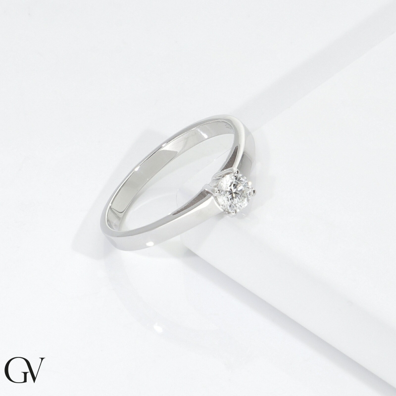 Bague solitaire quatre griffes en or blanc 18k avec diamant CT 0,30 