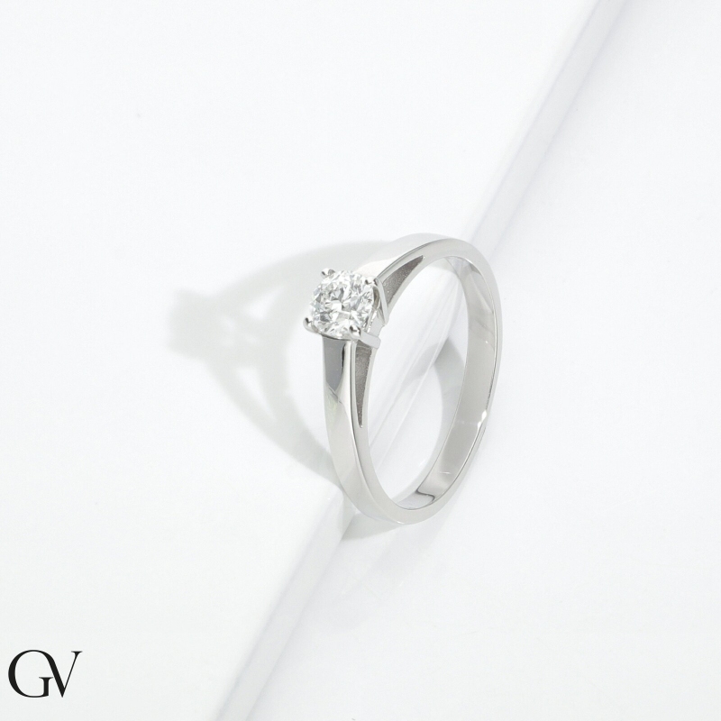 Bague solitaire quatre griffes en or blanc 18k avec diamant 0,40 ct 