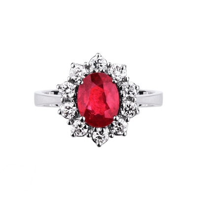 Bague classique en or blanc 18k avec rubis ovale et diamants