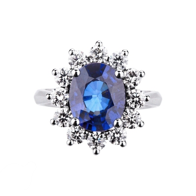 Bague halo classique en or blanc 18k avec saphir bleu et diamants