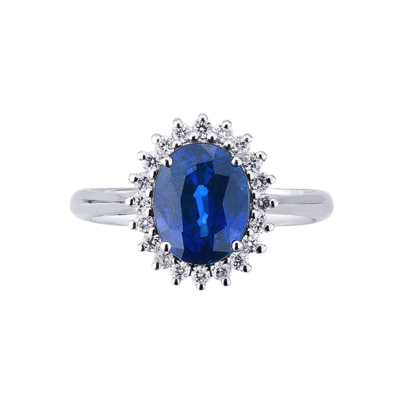 Bague en or blanc avec saphir bleu ovale et halo de diamants