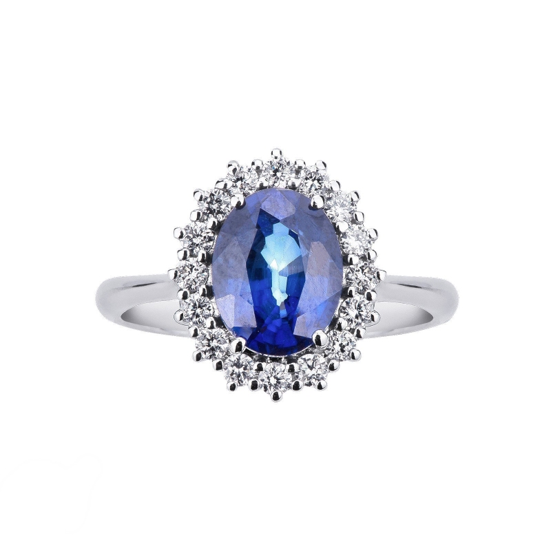 Bague halo en or blanc 18 carats avec des diamants et un saphir bleu ovale d'environ 9x7 mm