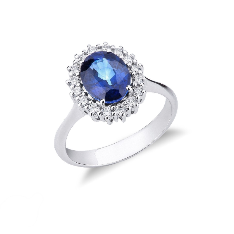 Bague halo en or blanc 18 carats avec des diamants et un saphir bleu ovale d'environ 9x7 mm