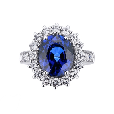 Bague halo avec saphir bleu ovale et diamants