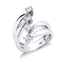 Anneau en or blanc 18k sublimé par quatre diamants