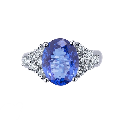 Bague en or blanc 18k avec tanzanite taille ovale et diamants.
